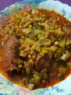 Una foto de Lentejas picantonas con chorizo y verduras