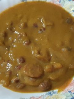 Una foto de Puré de champiñones y calabaza con alubias y chorizo