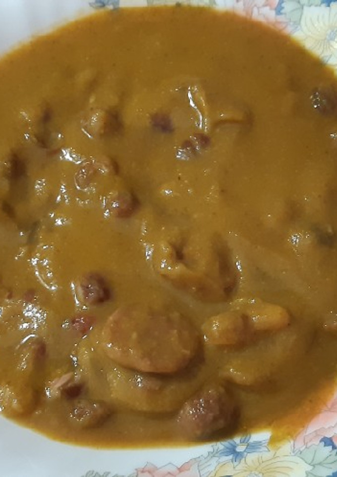 Una foto de Puré de champiñones y calabaza con alubias y chorizo
