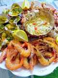 Mariscada de crustáceos y centolla rellena