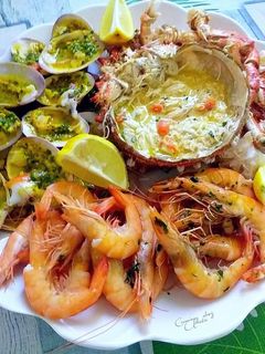 Una foto de Mariscada de crustáceos y centolla rellena