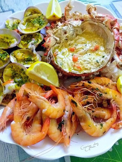 Una foto de Mariscada de crustáceos y centolla rellena