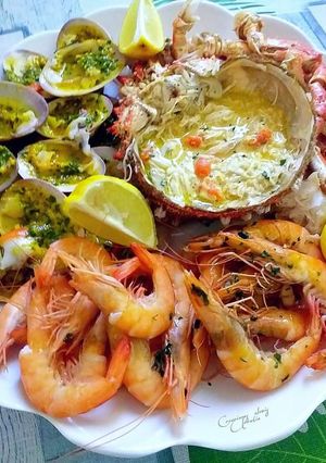 Una foto de Mariscada de crustáceos y centolla rellena