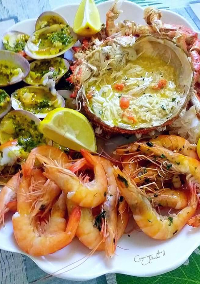 Una foto de Mariscada de crustáceos y centolla rellena