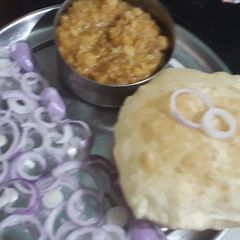 A picture of Spring onion chola bhatura.