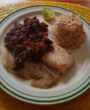 Filete de pescado con salsa de jitomate deshidratado