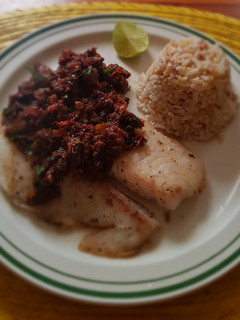 Una foto de Filete de pescado con salsa de jitomate deshidratado