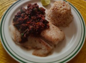 Una foto de Filete de pescado con salsa de jitomate deshidratado