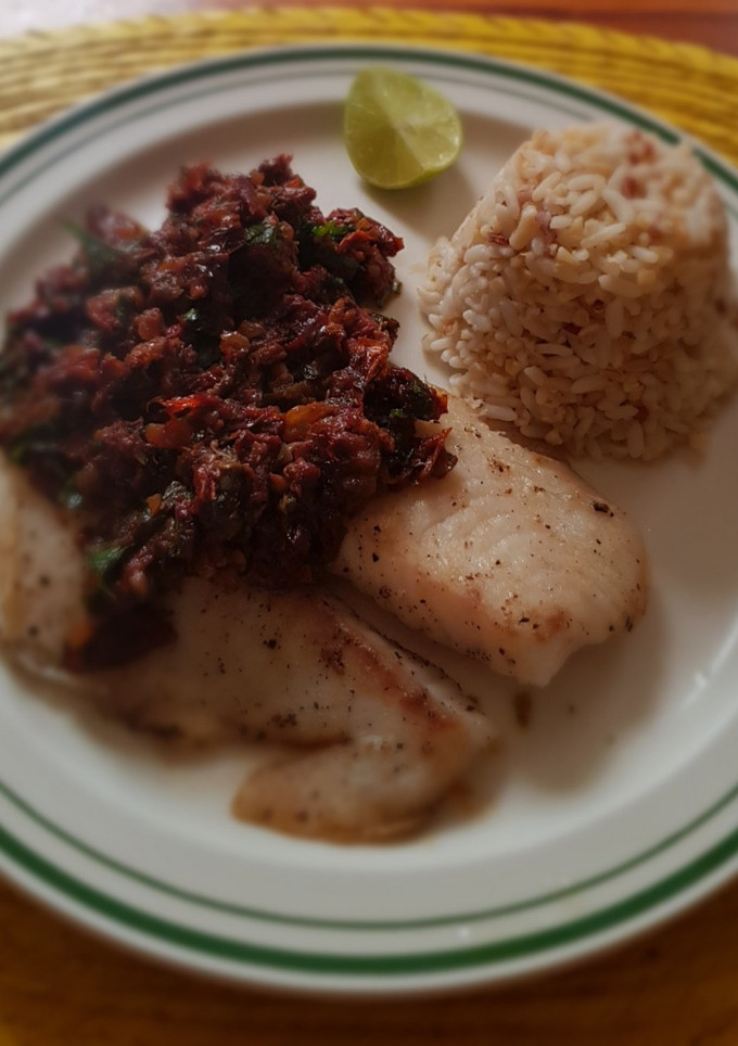 Una foto de Filete de pescado con salsa de jitomate deshidratado