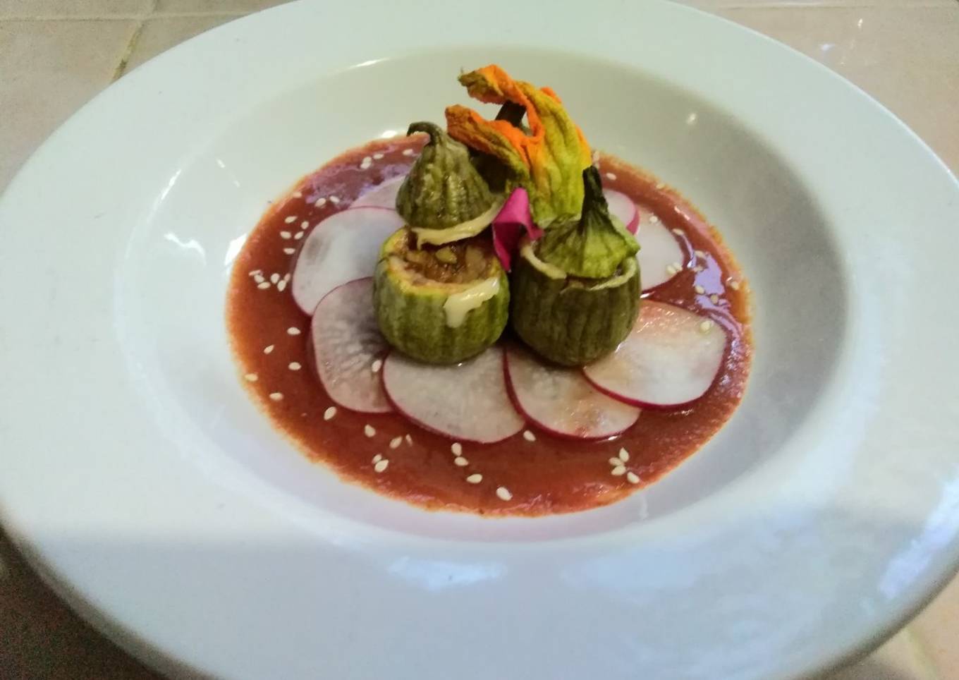Calabacita rellena en salsa de chapulín
