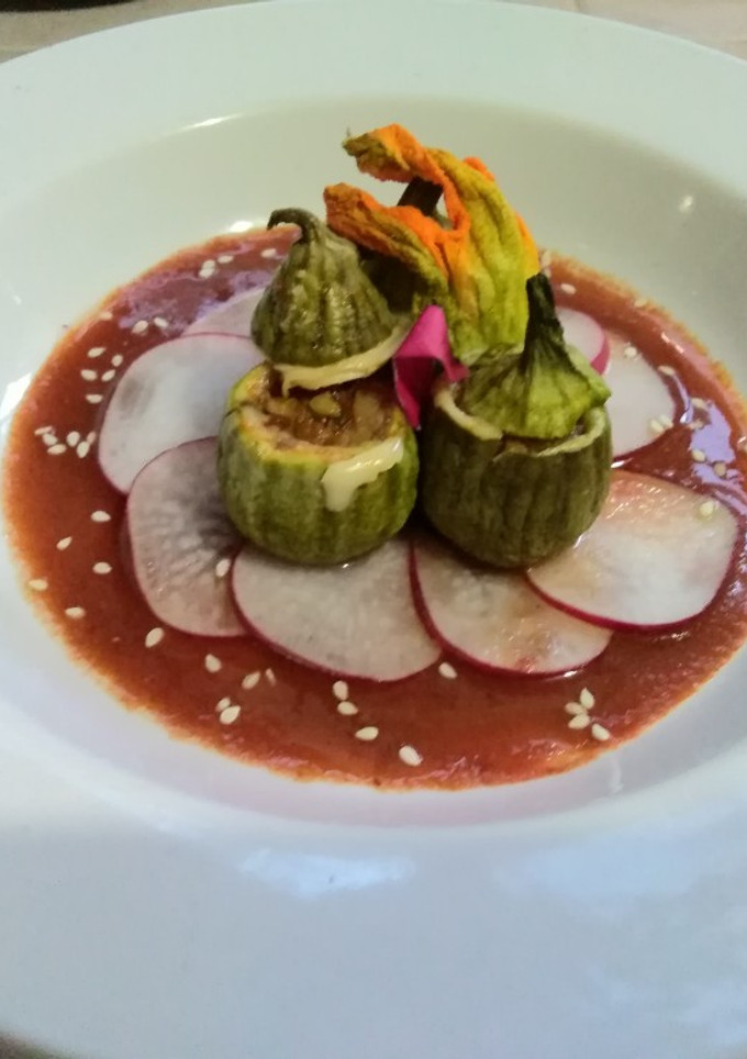 Una foto de Calabacita rellena en salsa de chapulín