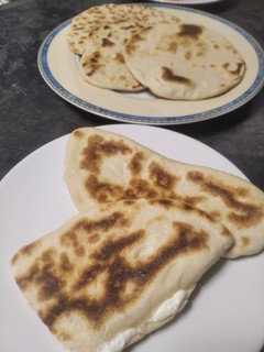 Una foto de Naan relleno de queso Philadelphia