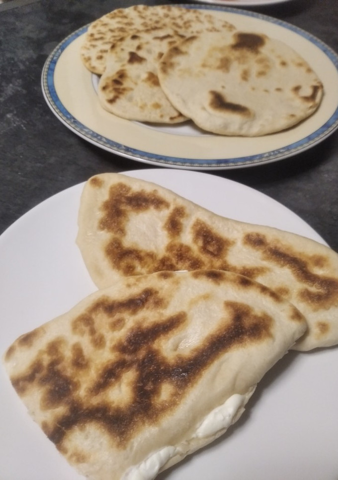 Una foto de Naan relleno de queso Philadelphia