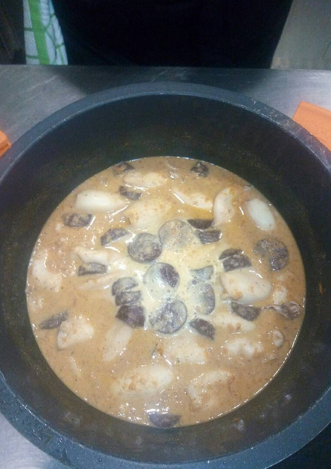 Una foto de Calamares con butifarra negra y patata
