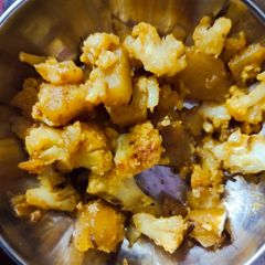 A picture of Aloo gobhi.