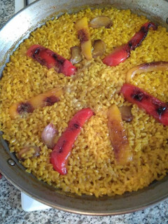 Una foto de Paella con el (caldo de cocido) fácil y sencilla