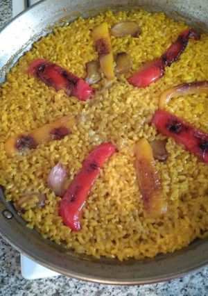 Una foto de Paella con el (caldo de cocido) fácil y sencilla