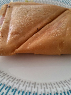 Una foto de Sándwich de jamón con queso