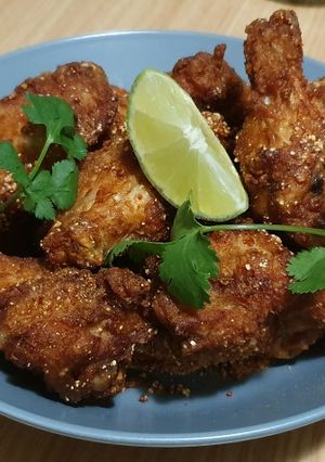 รูปของ ปีกไก่ทอดรสลาบ