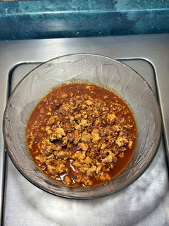 Una foto de *Huevos Rancheros en Salsa Chipotlada con Cebolla Morada*