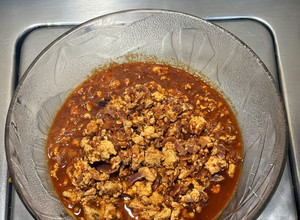 Una foto de *Huevos Rancheros en Salsa Chipotlada con Cebolla Morada*