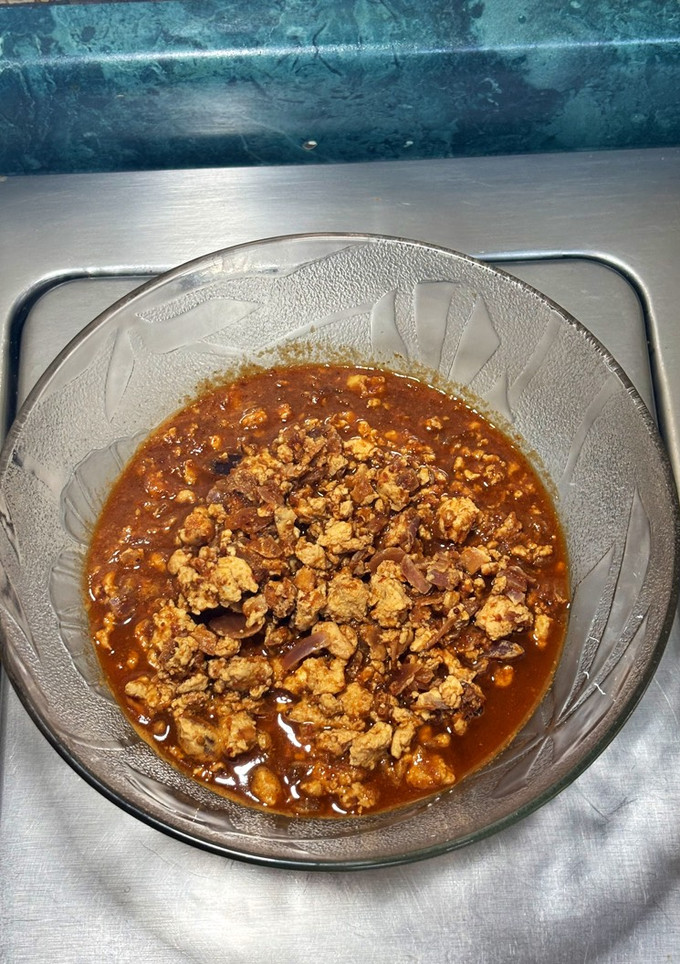 Una foto de *Huevos Rancheros en Salsa Chipotlada con Cebolla Morada*