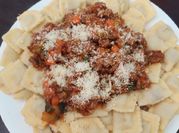 Una foto de pasta rosada