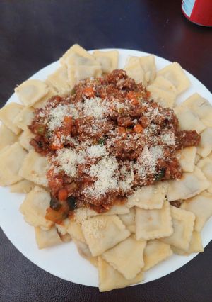 Una foto de Ravioles con salsa foorte