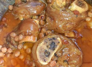 Foto principal de Patas de ternera con garbanzos y pasas 😋