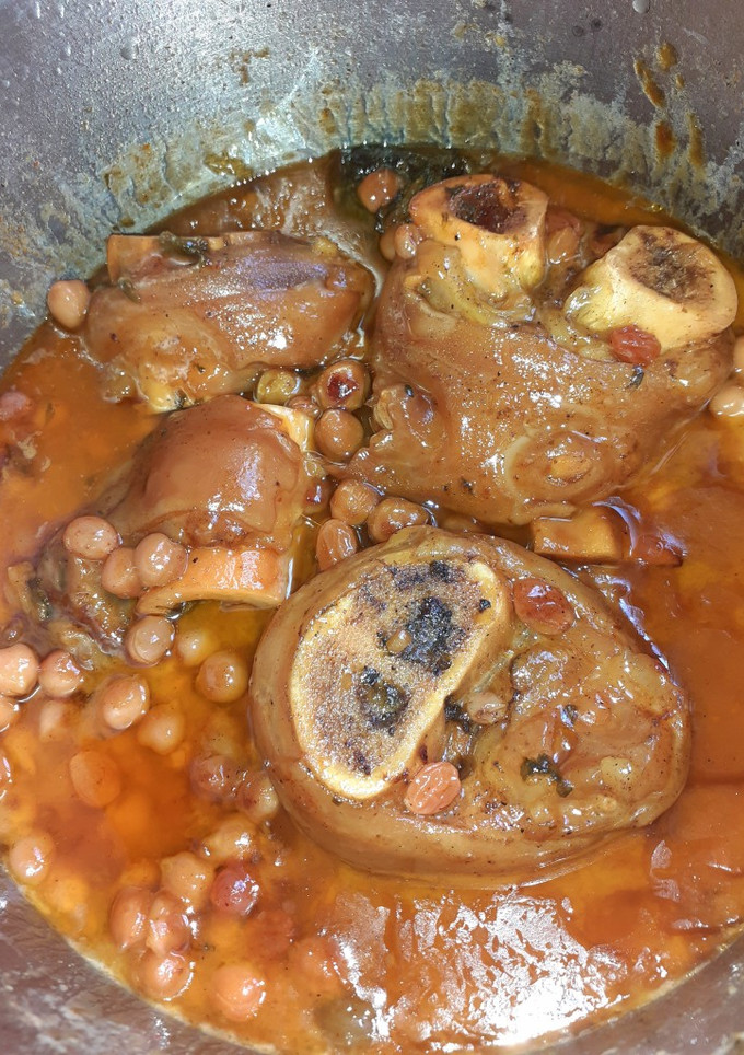 Una foto de Patas de ternera con garbanzos y pasas 😋
