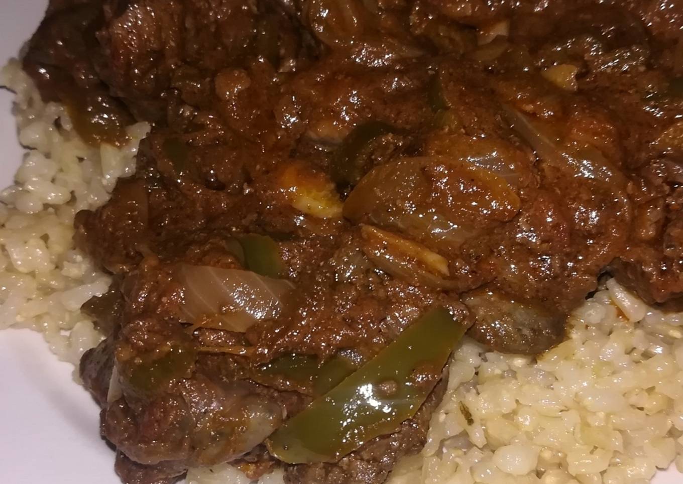 Higaditos de pollo sobre cama de arroz integral