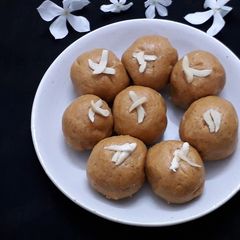 A picture of Besan ke laddoo.