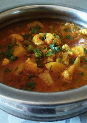 A picture of Veg Handi/Handi Subzi.
