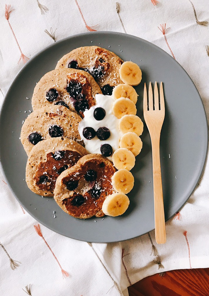 Una foto de Tortitas de avena y arándanos
