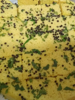 खमन ढोकला (Khaman Dhokla recipe in Hindi) रेसिपी मुख्य फोटो