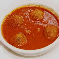 A picture of Kachche Kele ki Kofte Curry.