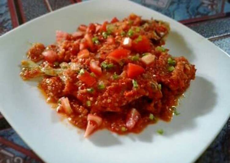 Resep Ikan bawal saus tomat pedas yang lezat dan Mudah Dibuat