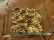 Una foto de ensalada de tornillos con atun