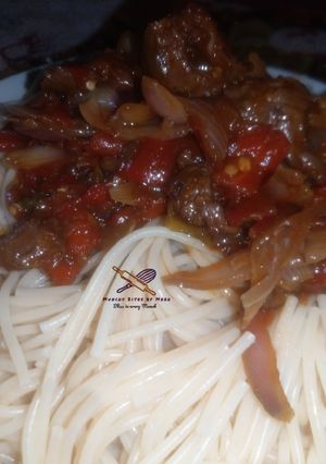 A picture of White Spaghetti and Sauce.