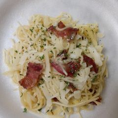 A picture of Pasta carbonara.