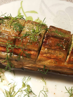 Una foto de Berenjena al horno con mantequilla y ajo y perejil