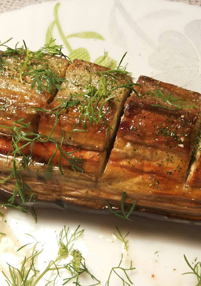 Una foto de Berenjena al horno con mantequilla y ajo y perejil