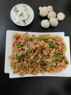 ஹோட்டல் காளான் பிரியாணி (Hotel style mushroom biryani) செய்முறை முக்கிய புகைப்படம்