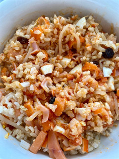Una foto de Arroz integral con salmón