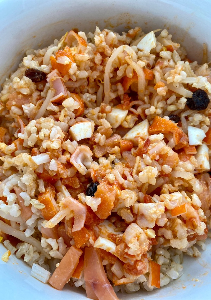 Una foto de Arroz integral con salmón