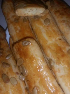 Una foto de Galletas saladas y palitos de pipa 😊