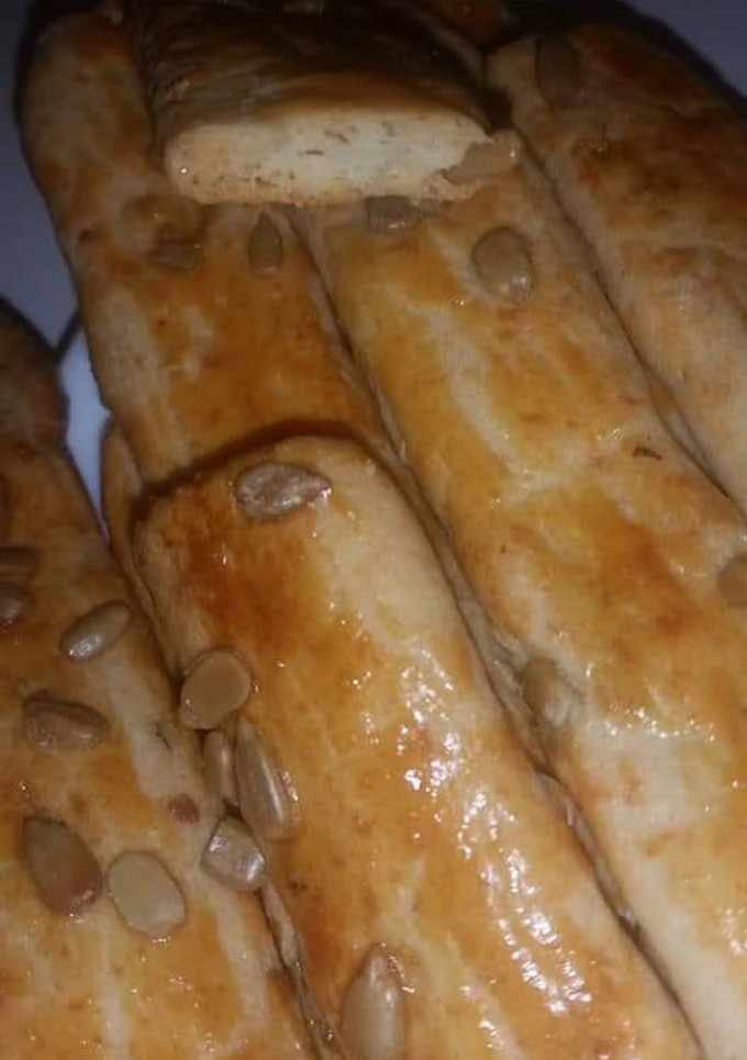 Una foto de Galletas saladas y palitos de pipa 😊