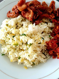 Foto resep Nasi Daun Jeruk Kulit Krispi Sambal Korek