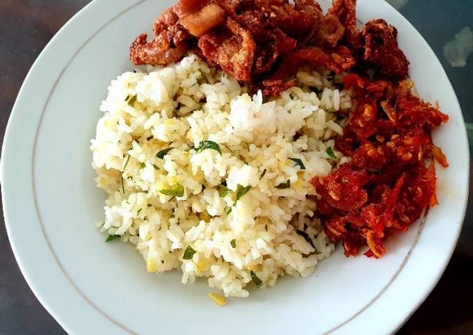 Nasi Daun Jeruk Kulit Krispi Sambal Korek