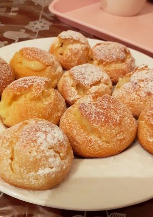 A picture of Cream Puffs.